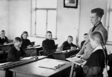 Nuo jaujos ugnies supleškėję namai, partizanai be ginklų ir kaip pasidalyti traktorių, kai turi jo tik „biškį“