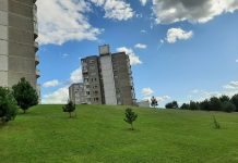 Traktorius keičiantys robotai vis dar kelia gyventojų smalsumą