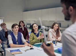 Auga jaunimui skirtų energetikos edukacijų mastas: per mokslo metus surengta apie 370 pamokų