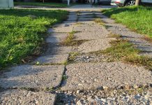 Nesaugus šaligatvis kelia pavojų, tačiau savivaldybė jo sutvarkyti negali