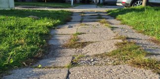 Nesaugus šaligatvis kelia pavojų, tačiau savivaldybė jo sutvarkyti negali